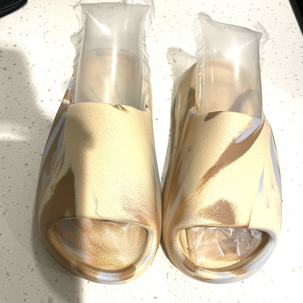 ADIDAS YEEZY SLIDES MX CREAM / BRAND NEW NEVER WORN Size 5